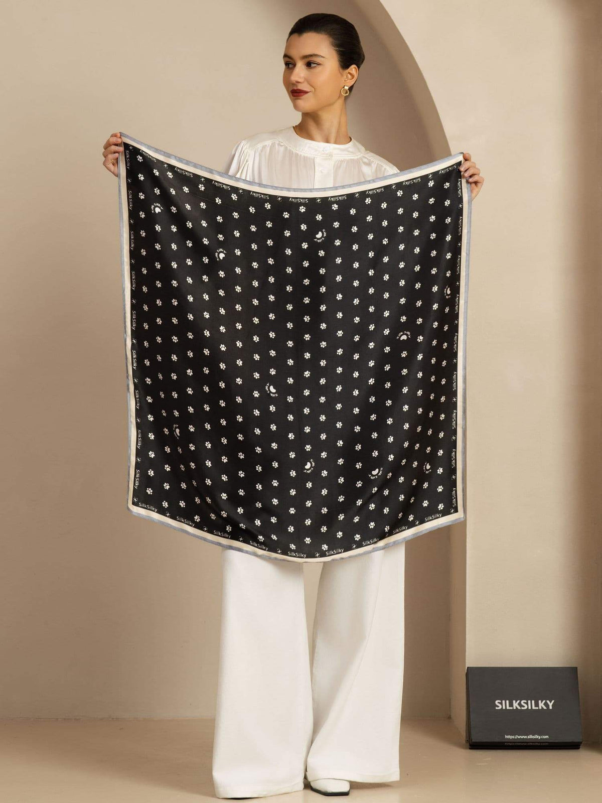 Pañuelo Cuadrado de Seda Pura con Huella de Pata - Tamaño 90x90cm