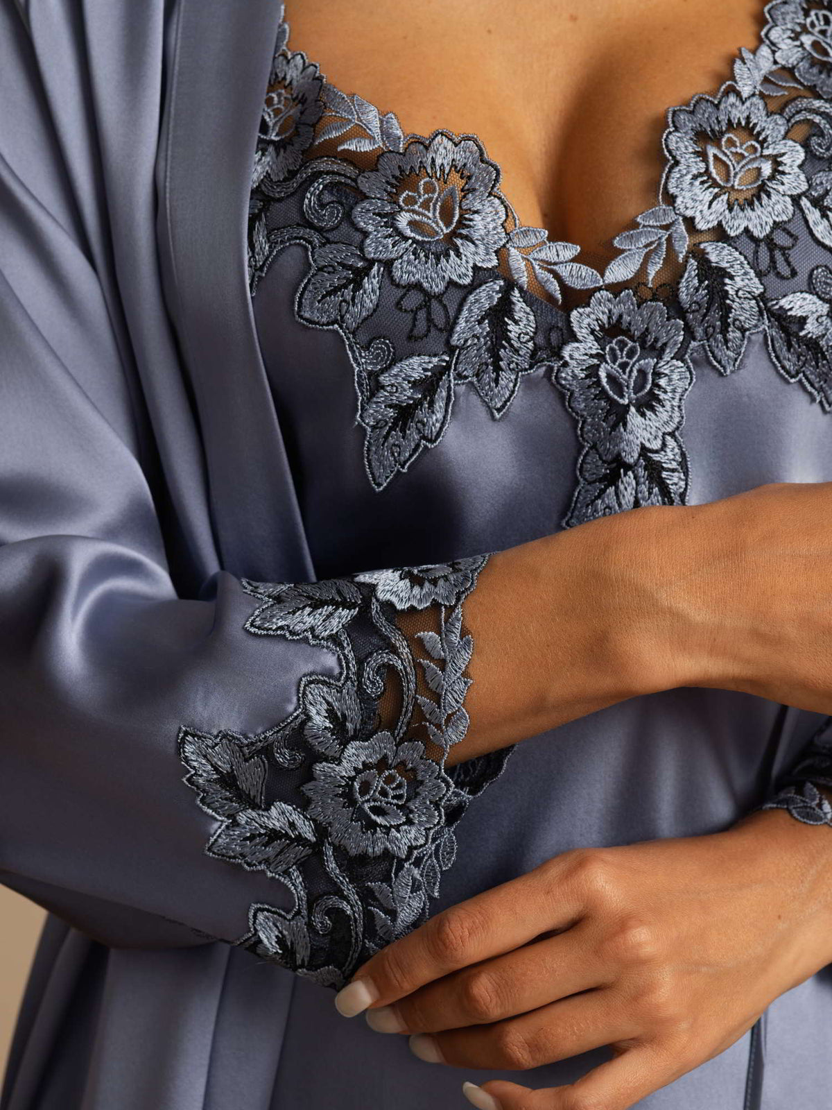 Elegante Bata Y Conjunto De Tirantes En Seda Pura Con Encaje 3 Piezas