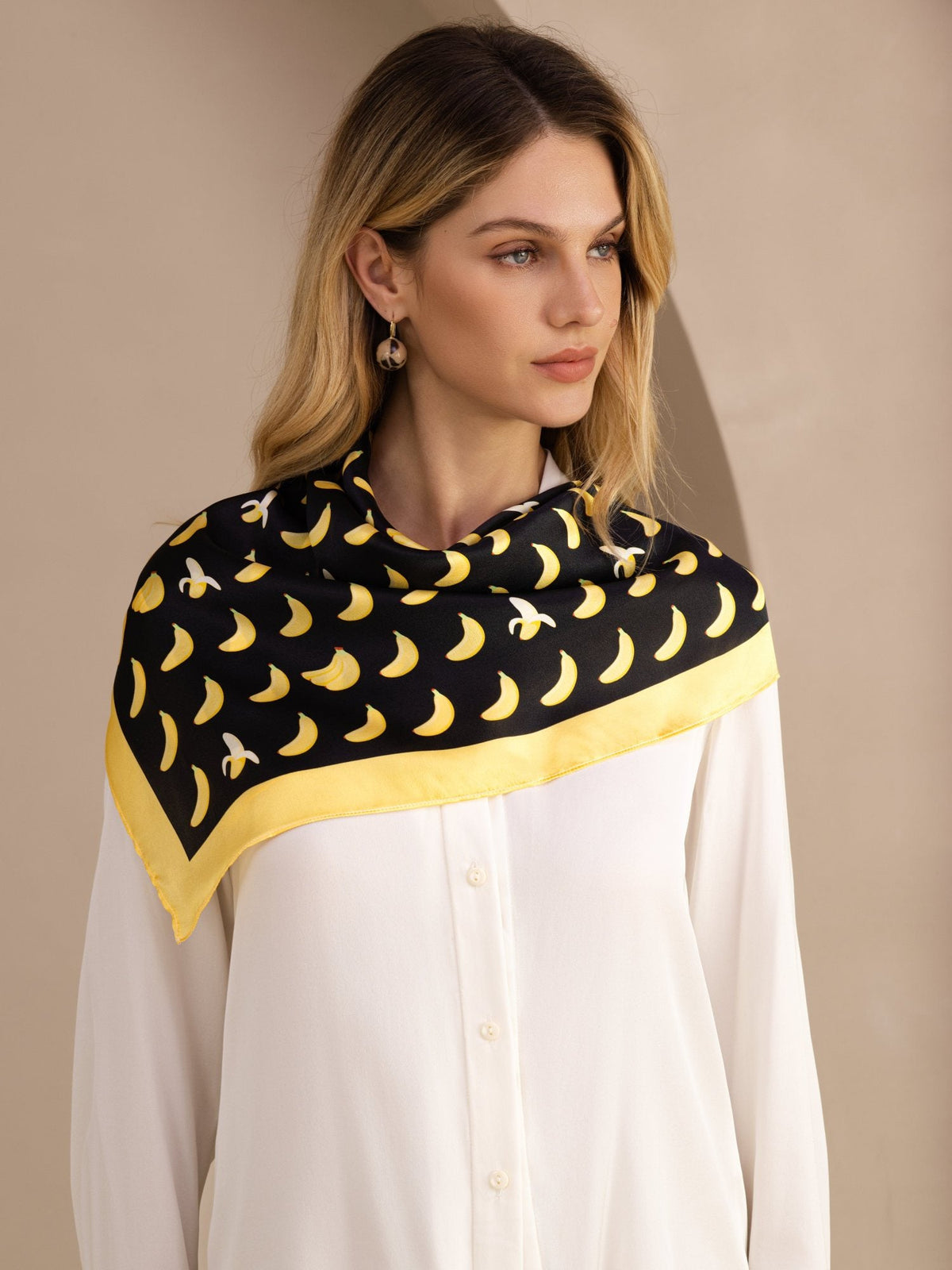 Pañuelo De Seda De Morera 100 Por Ciento Con Estampado De Banana Tamaño 90 x 90 cm