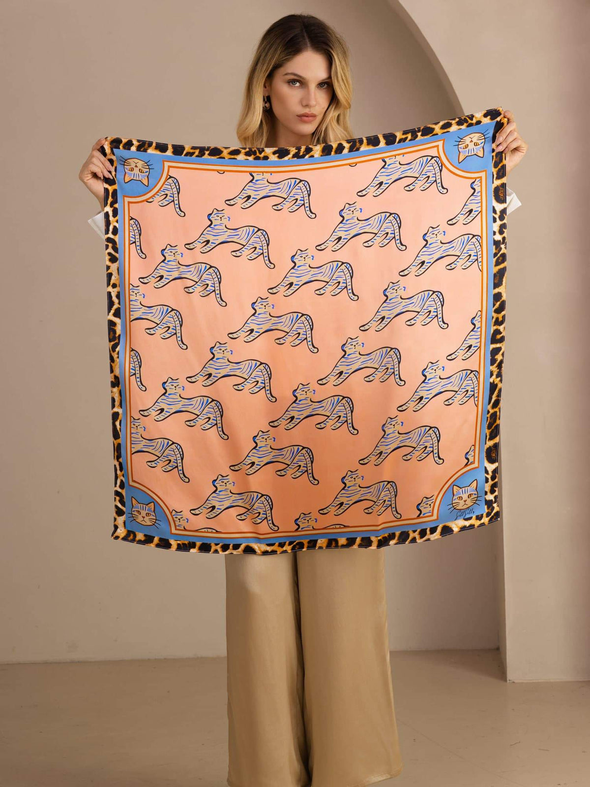 Pañuelo De Seda De Morera 100 Por Ciento Con Estampado De Gato Tamaño 90 x 90 cm