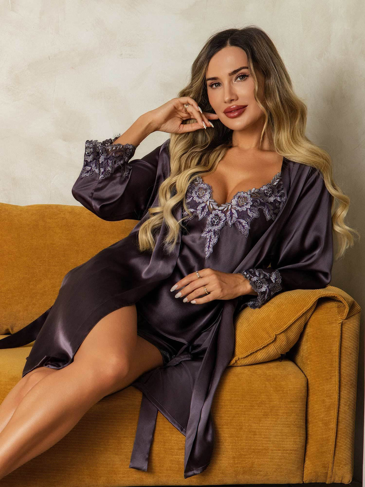 Elegante Bata Y Conjunto De Tirantes En Seda Pura Con Encaje 3 Piezas