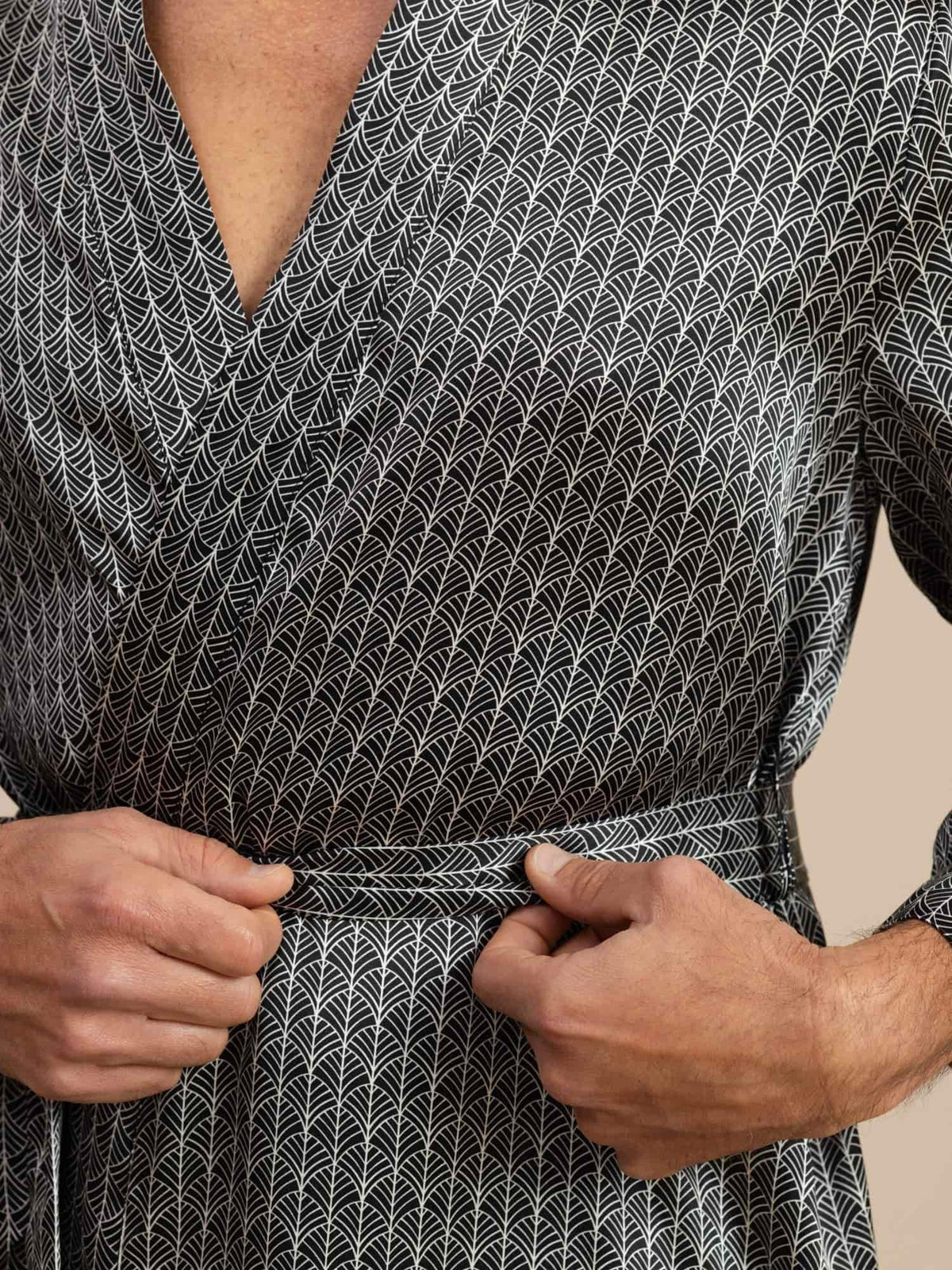 Bata De Hombre De Seda Pura Hasta La Rodilla Con Estampado De Ginkgo Y Cinturón Diseño