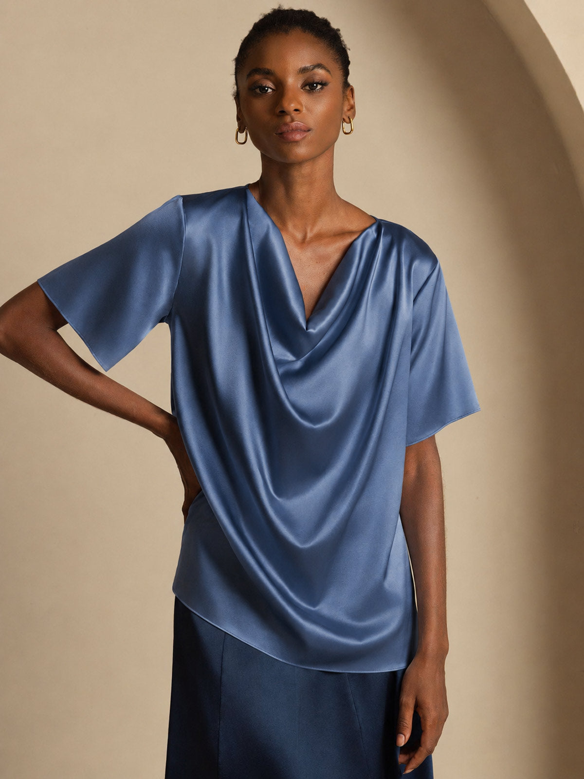 19Momme Camiseta casual de seda con cuello drapeado y manga corta