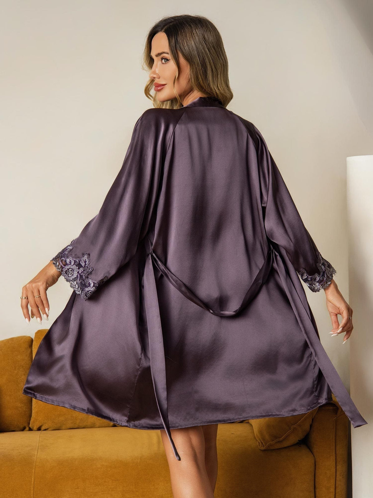 Elegante Bata Y Conjunto De Tirantes En Seda Pura Con Encaje 3 Piezas