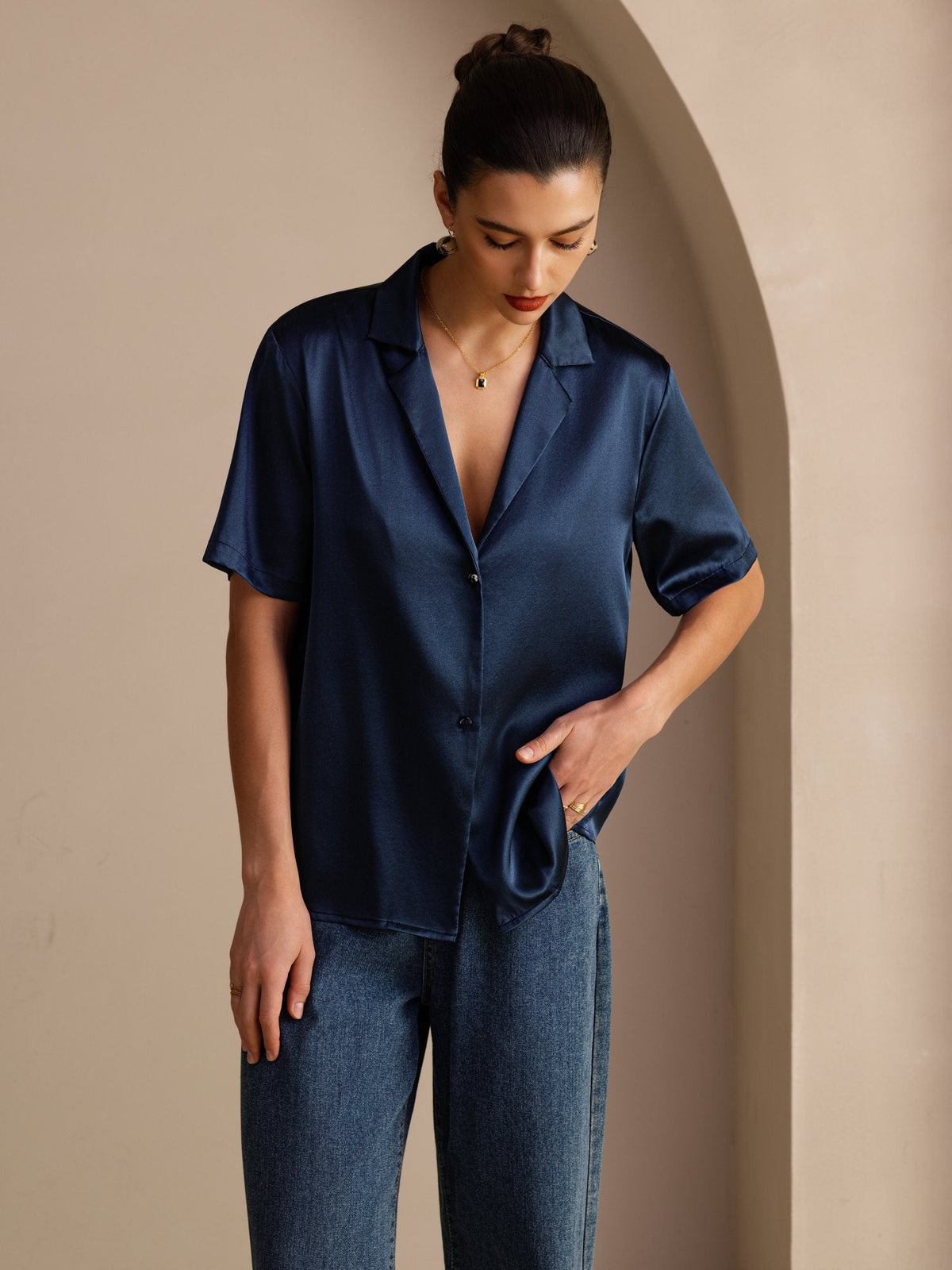 Camisa de mujer en seda 19 momme con manga corta, solapa y cierre de botones