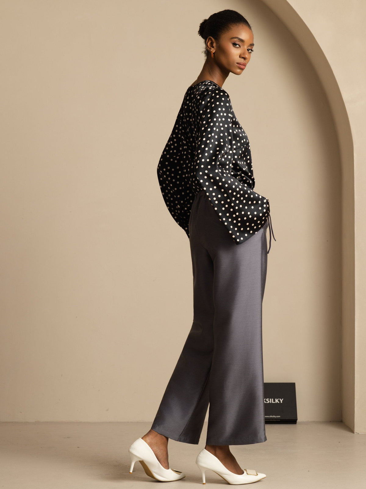 Top De Seda Para Mujer 19Momme Con Estampado De Lunares Mangas Campana Escote Bote