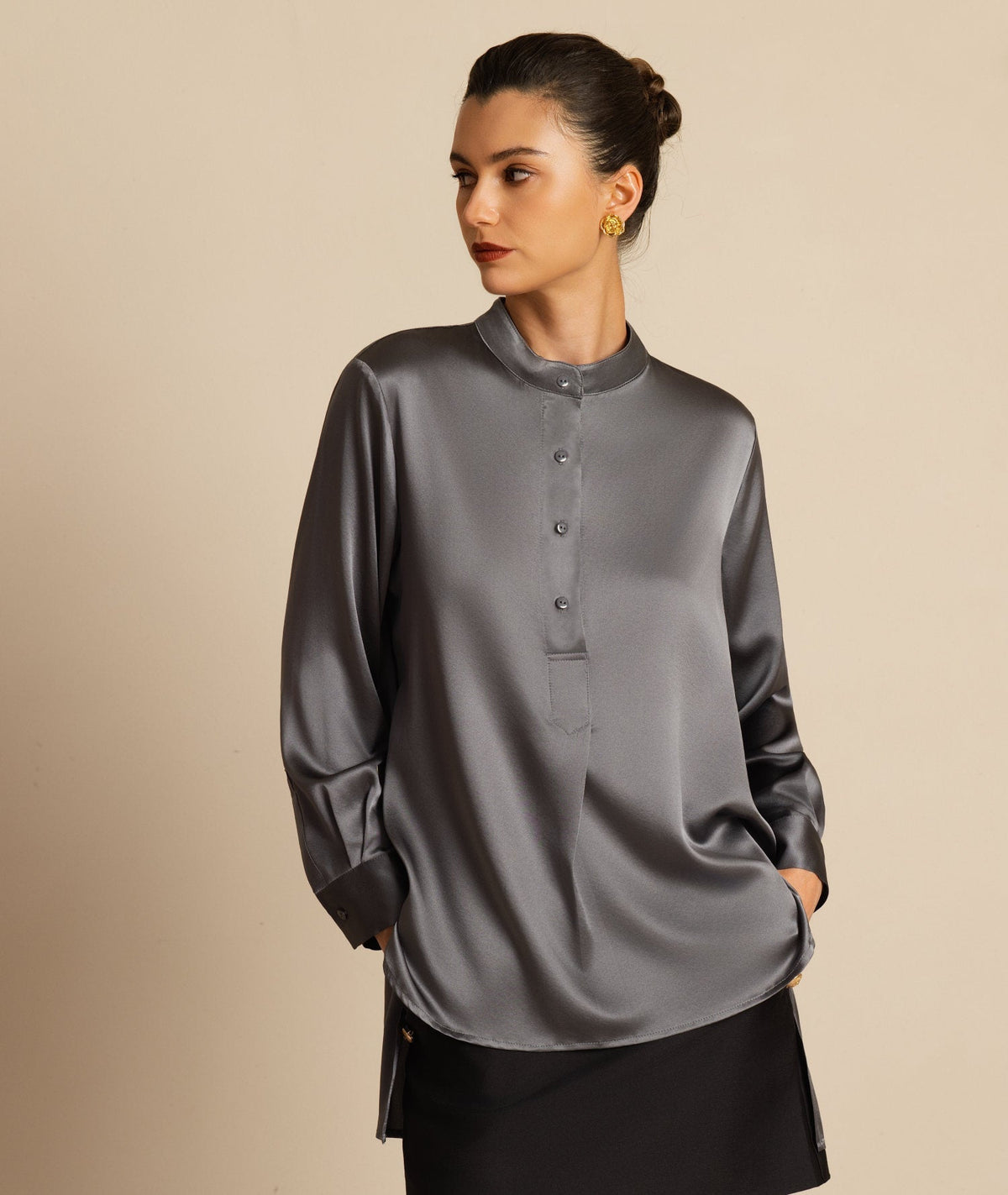 Blusa de mujer de seda 19Momme con Stand Collar High-Low y detalles de botones