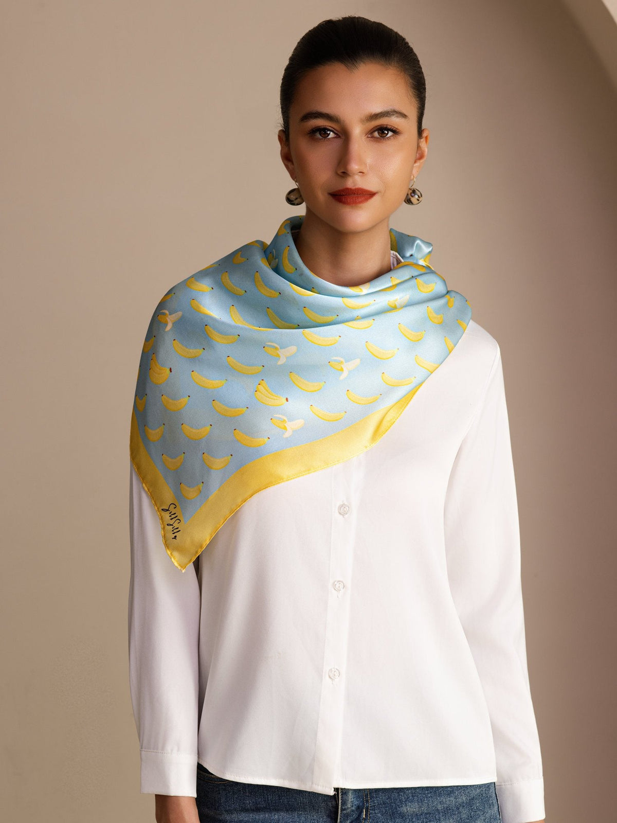 Pañuelo De Seda De Morera 100 Por Ciento Con Estampado De Banana Tamaño 90 x 90 cm