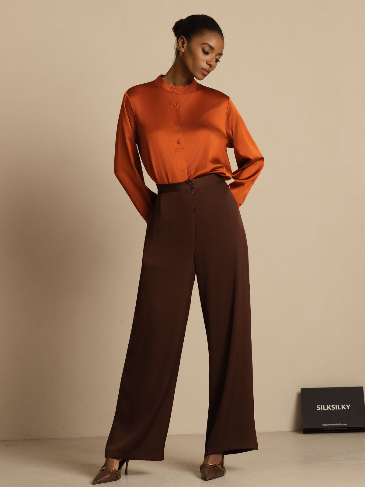 Blusa de mujer de seda 19Momme con Stand Collar High-Low y detalles de botones