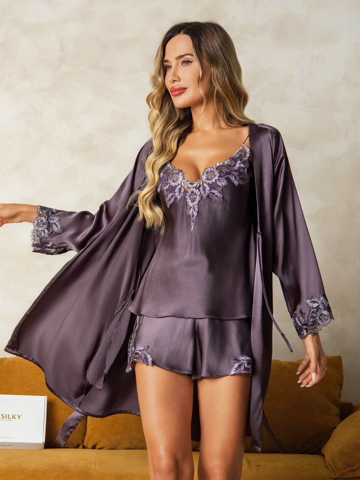 Elegante Bata Y Conjunto De Tirantes En Seda Pura Con Encaje 3 Piezas