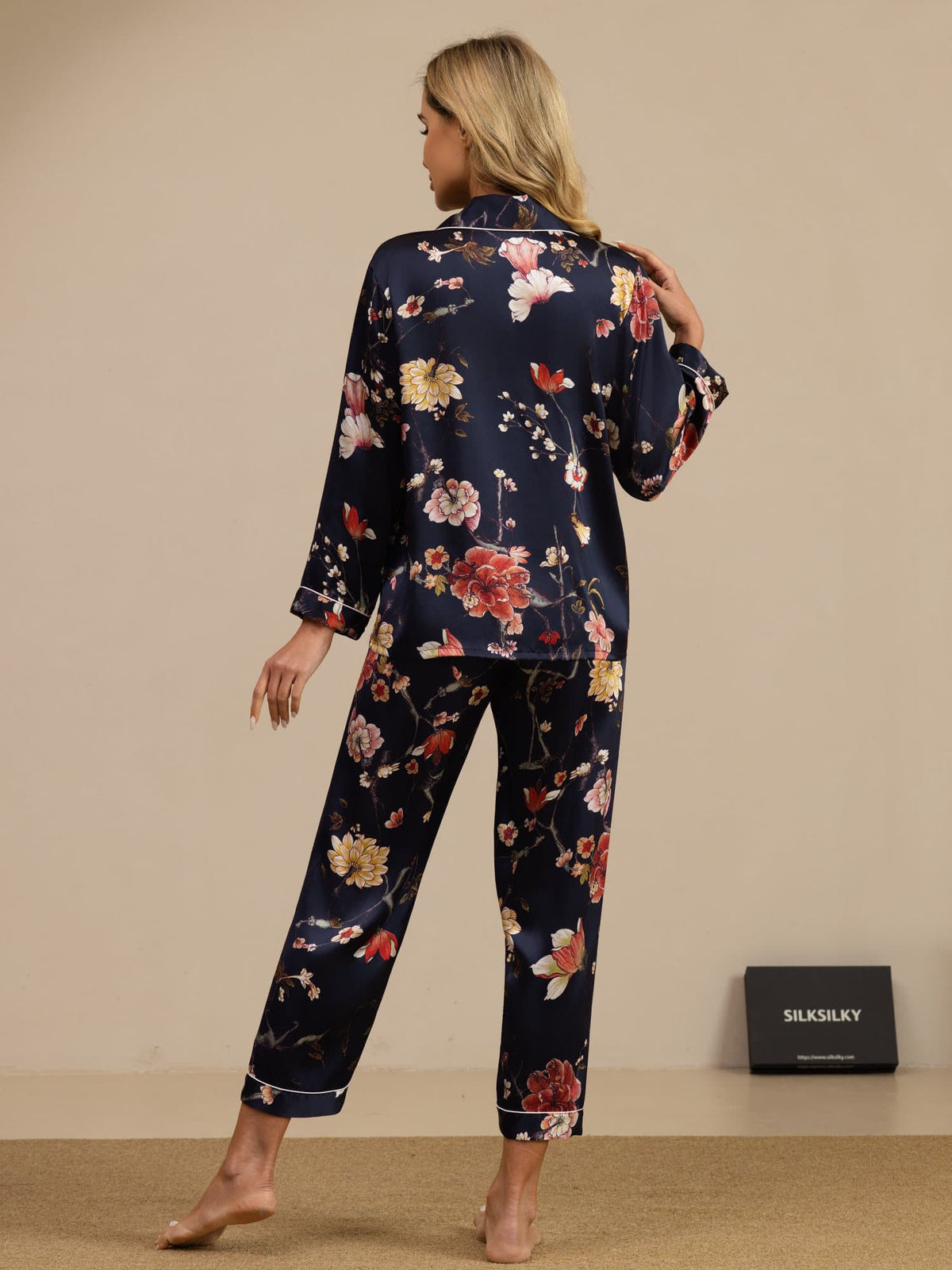 Pijama De Mujer De Pura Seda Con Estampado Floral Azul Marino De Manga Larga Y Cuello Con Solapa Y Botones