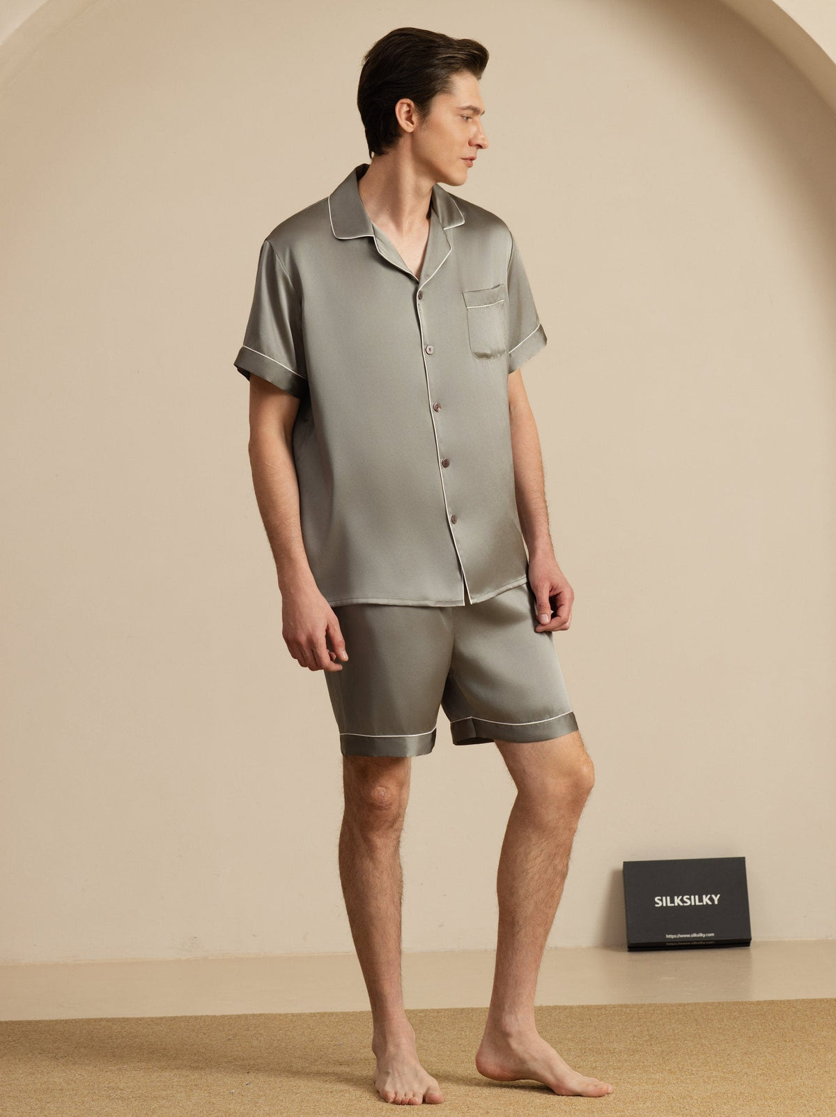 Pijama De Hombre De Pura Seda Con Mangas Cortas Cuello Solapa Y Shorts
