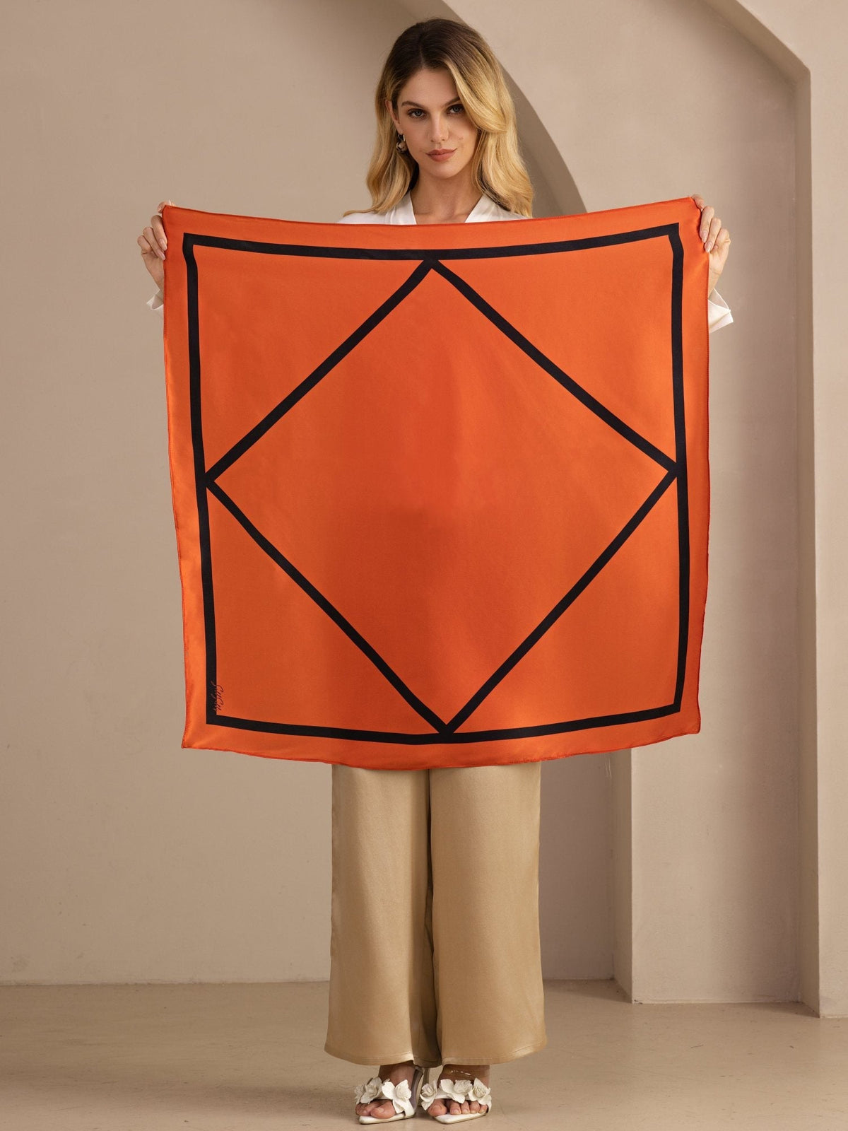 Pañuelo De Seda De Morera 100 Por Ciento Con Estampado Geométrico De Bloques Tamaño 90 x 90 cm