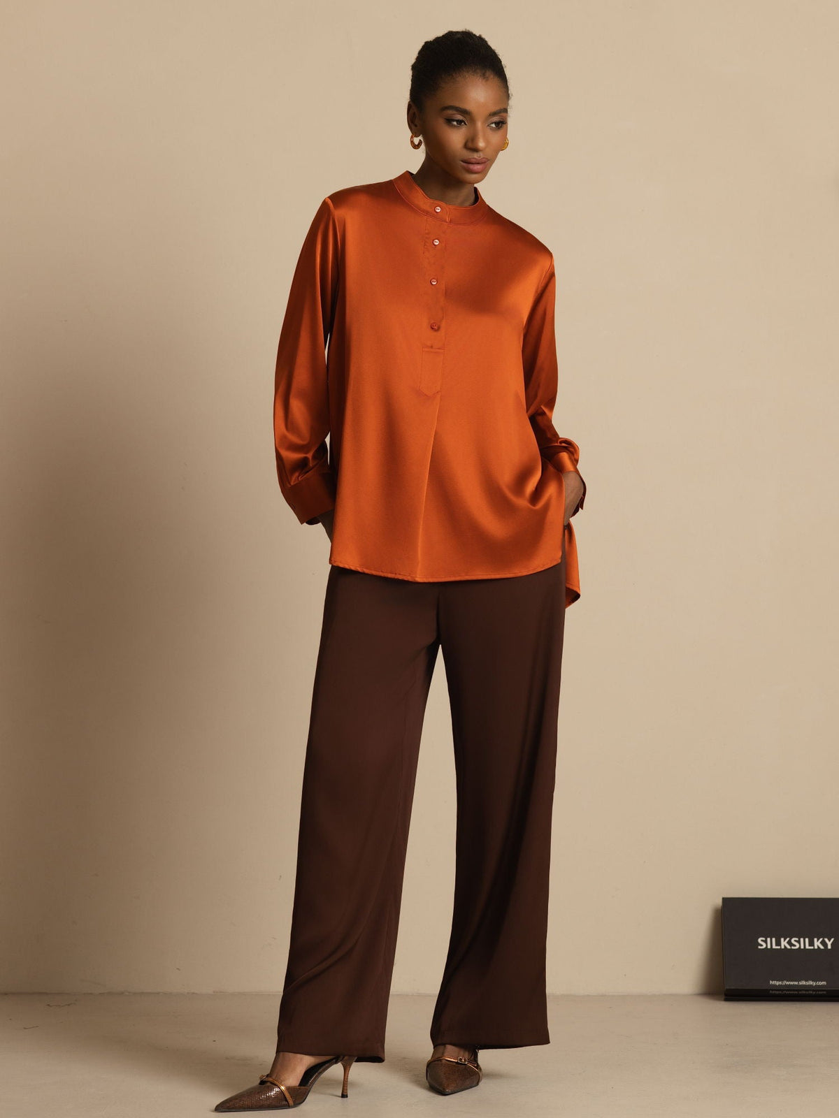 Blusa de mujer de seda 19Momme con Stand Collar High-Low y detalles de botones