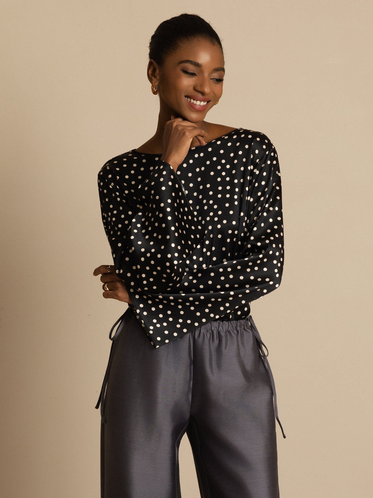 Top De Seda Para Mujer 19Momme Con Estampado De Lunares Mangas Campana Escote Bote