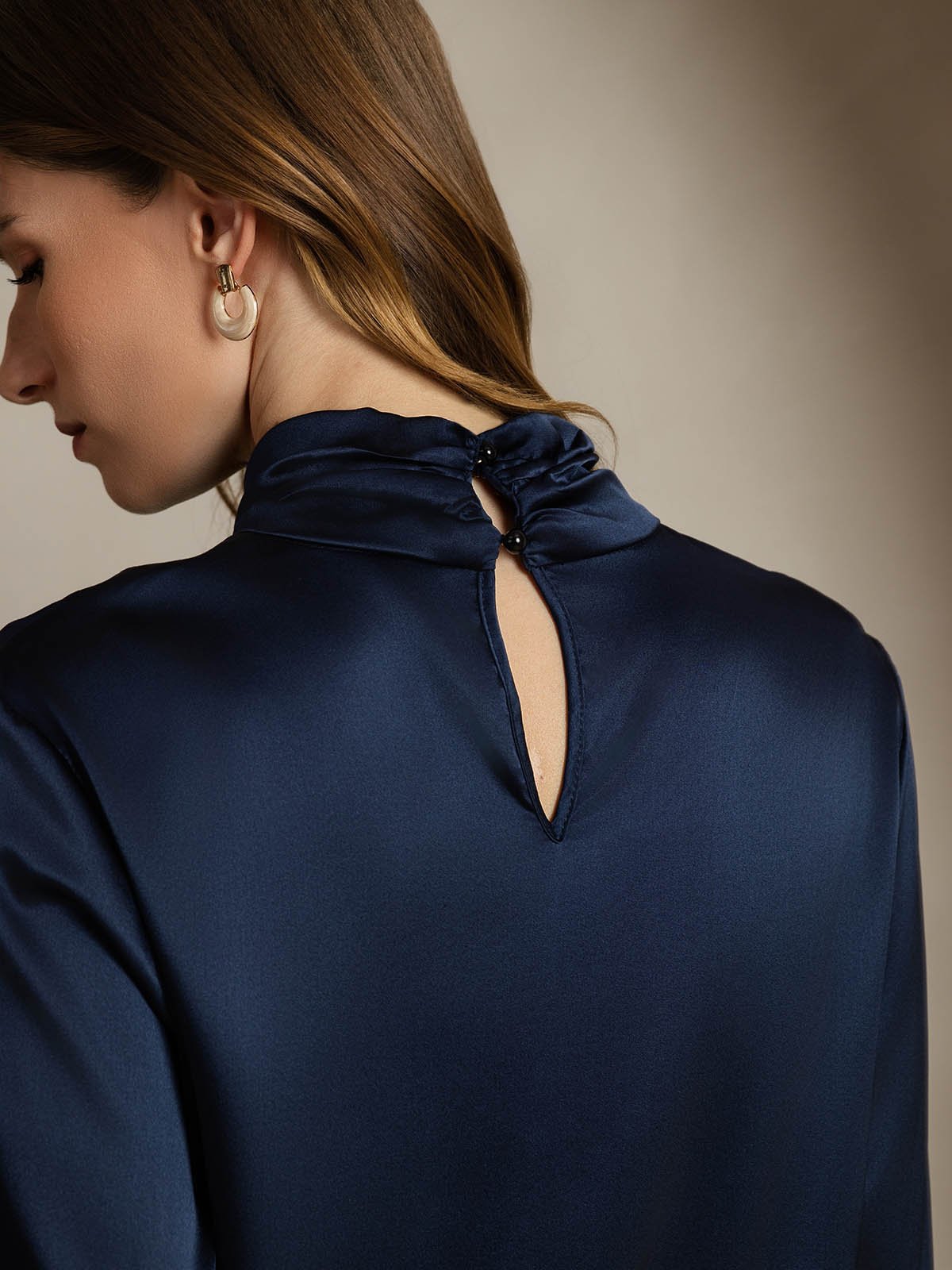 Blusa De Seda 19 Momme Con Escote De Lágrima Y Botones Tipo Perla