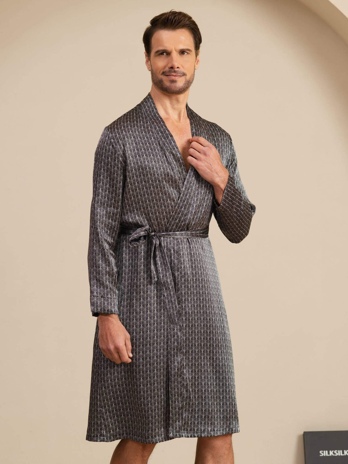 Bata De Hombre De Seda Pura Hasta La Rodilla Con Estampado De Ginkgo Y Cinturón Diseño