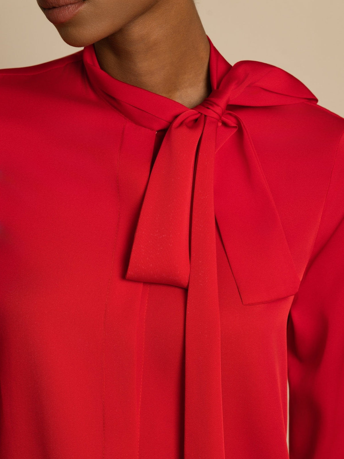 Blusa de Mujer en Seda 19Momme con Tie Neck Manga Larga