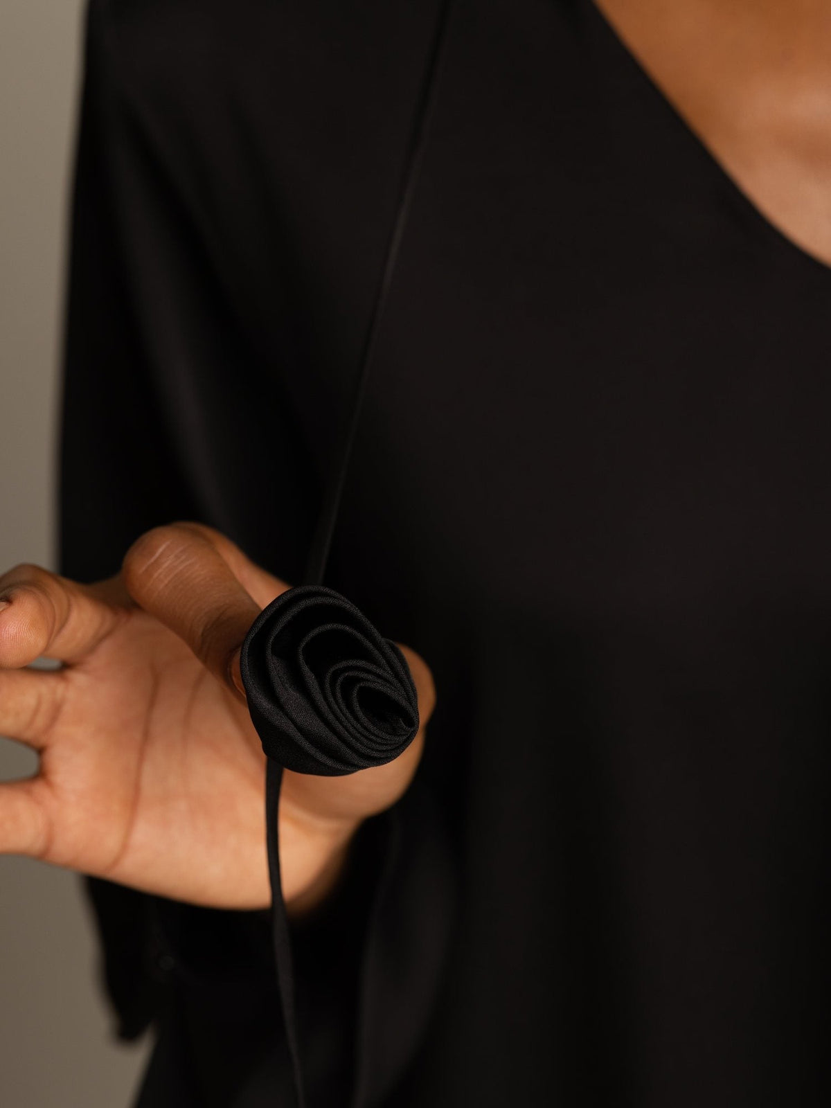 Blusa De Seda Para Mujer 19Momme Con Cuello En V De Manga Larga Con Detalle De Rosa 3D