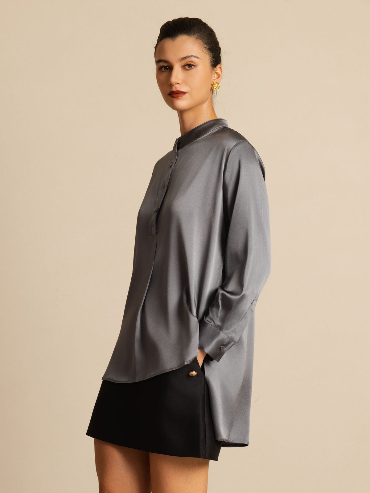 Blusa de mujer de seda 19Momme con Stand Collar High-Low y detalles de botones