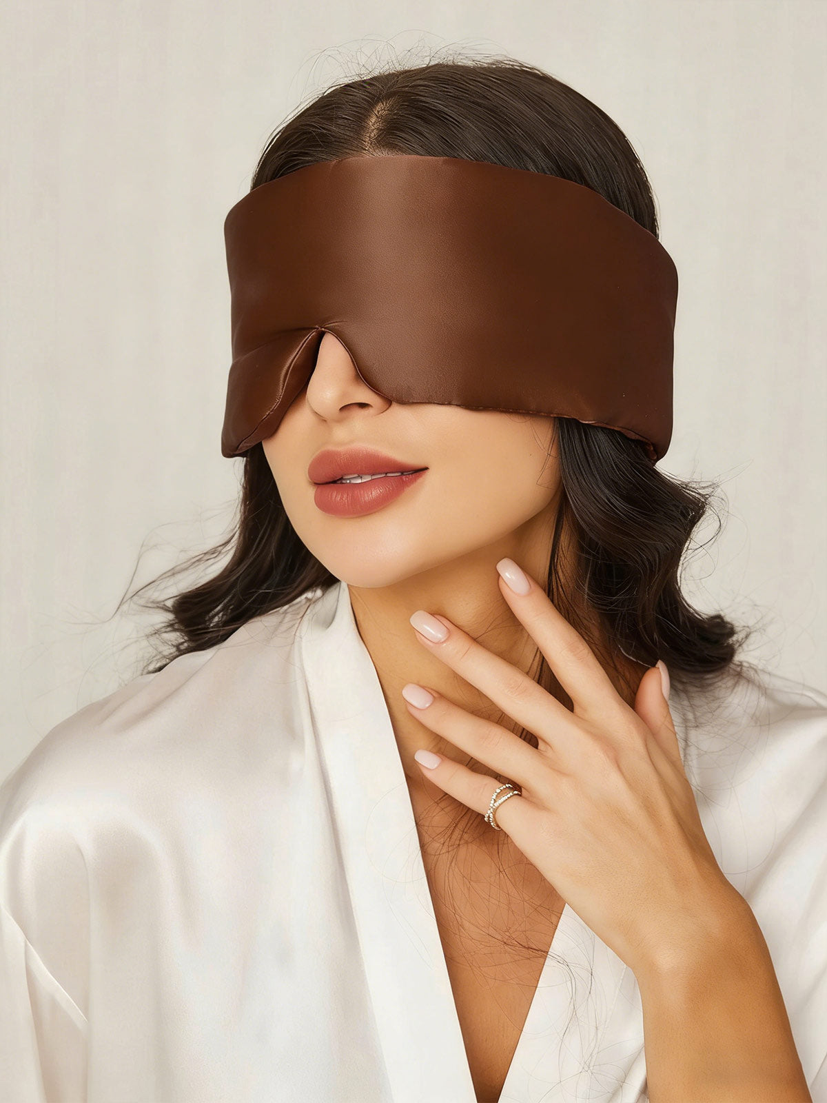 Elegante antifaz para dormir de seda de una pieza