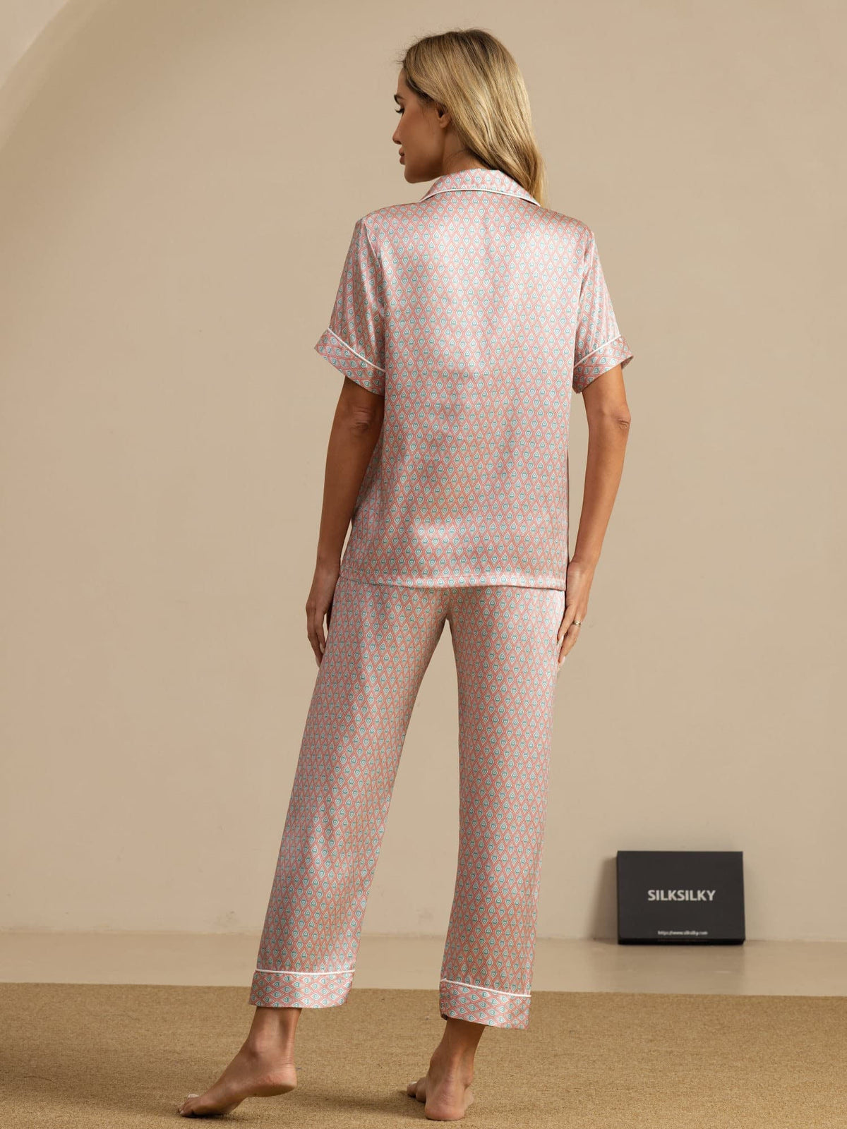 Pijama De Mujer De Seda Pura Con Estampado Geométrico De Manga Corta Con Cuello De Solapa Y Pantalones