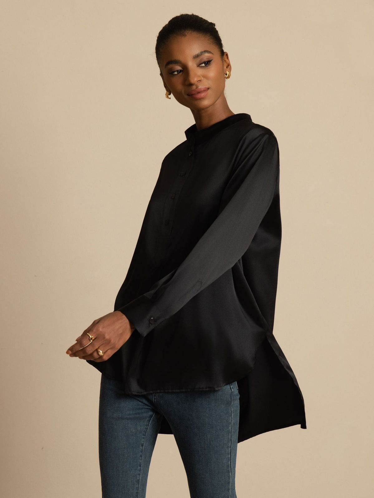 Blusa de mujer de seda 19Momme con Stand Collar High-Low y detalles de botones