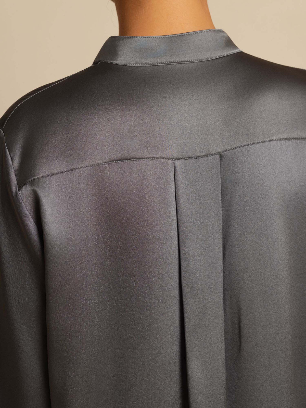 Blusa de mujer de seda 19Momme con Stand Collar High-Low y detalles de botones