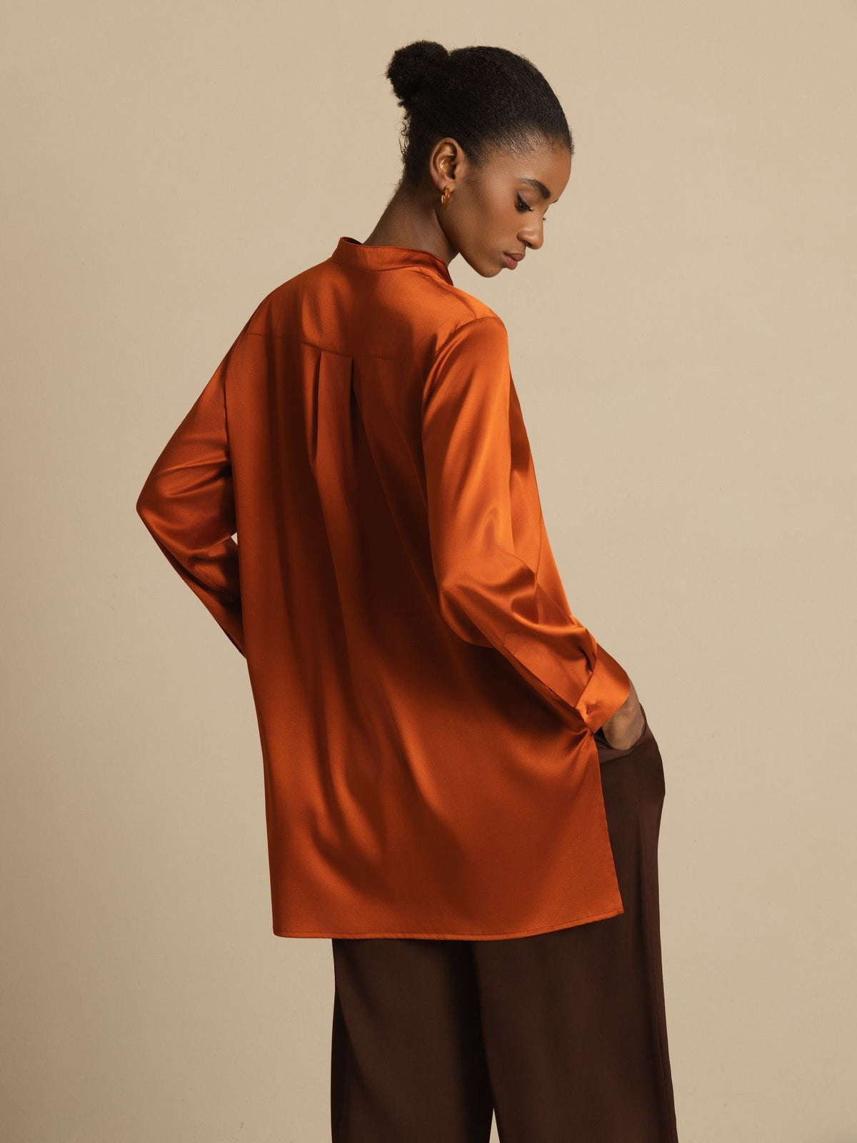 Blusa de mujer de seda 19Momme con Stand Collar High-Low y detalles de botones