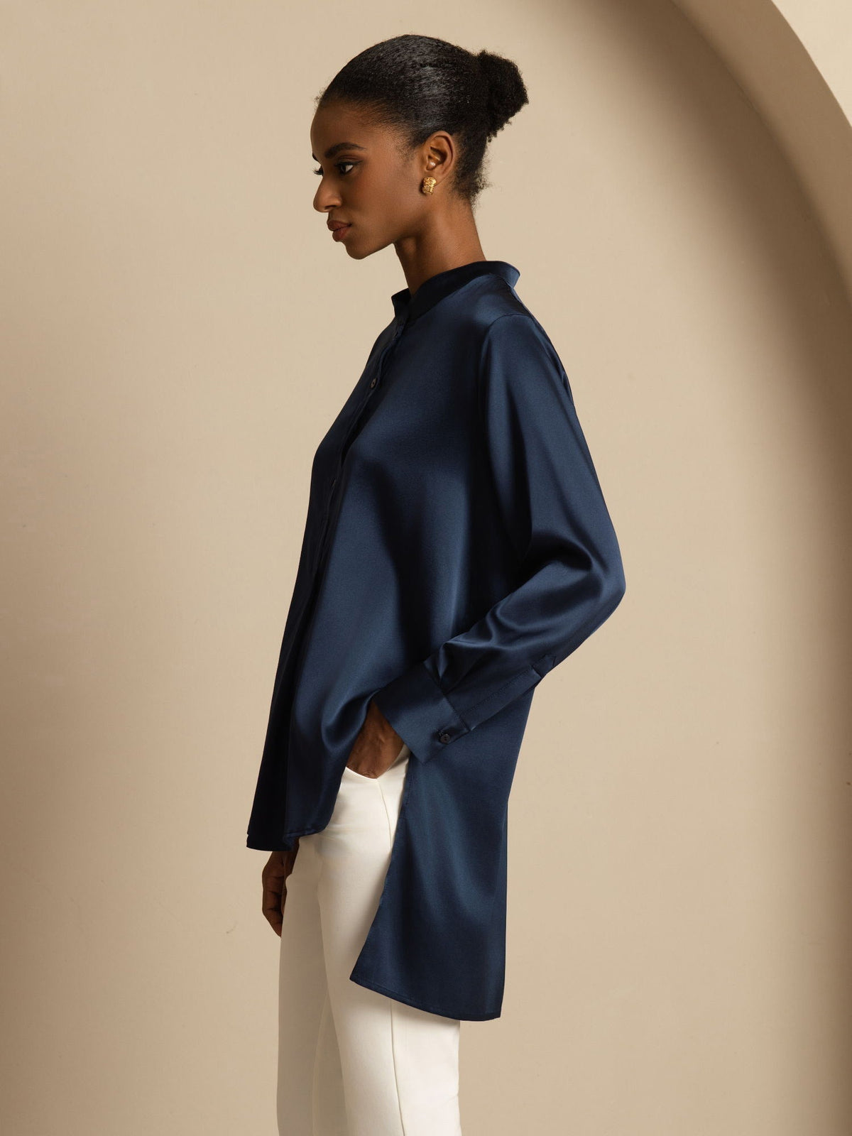 Blusa de mujer de seda 19Momme con Stand Collar High-Low y detalles de botones