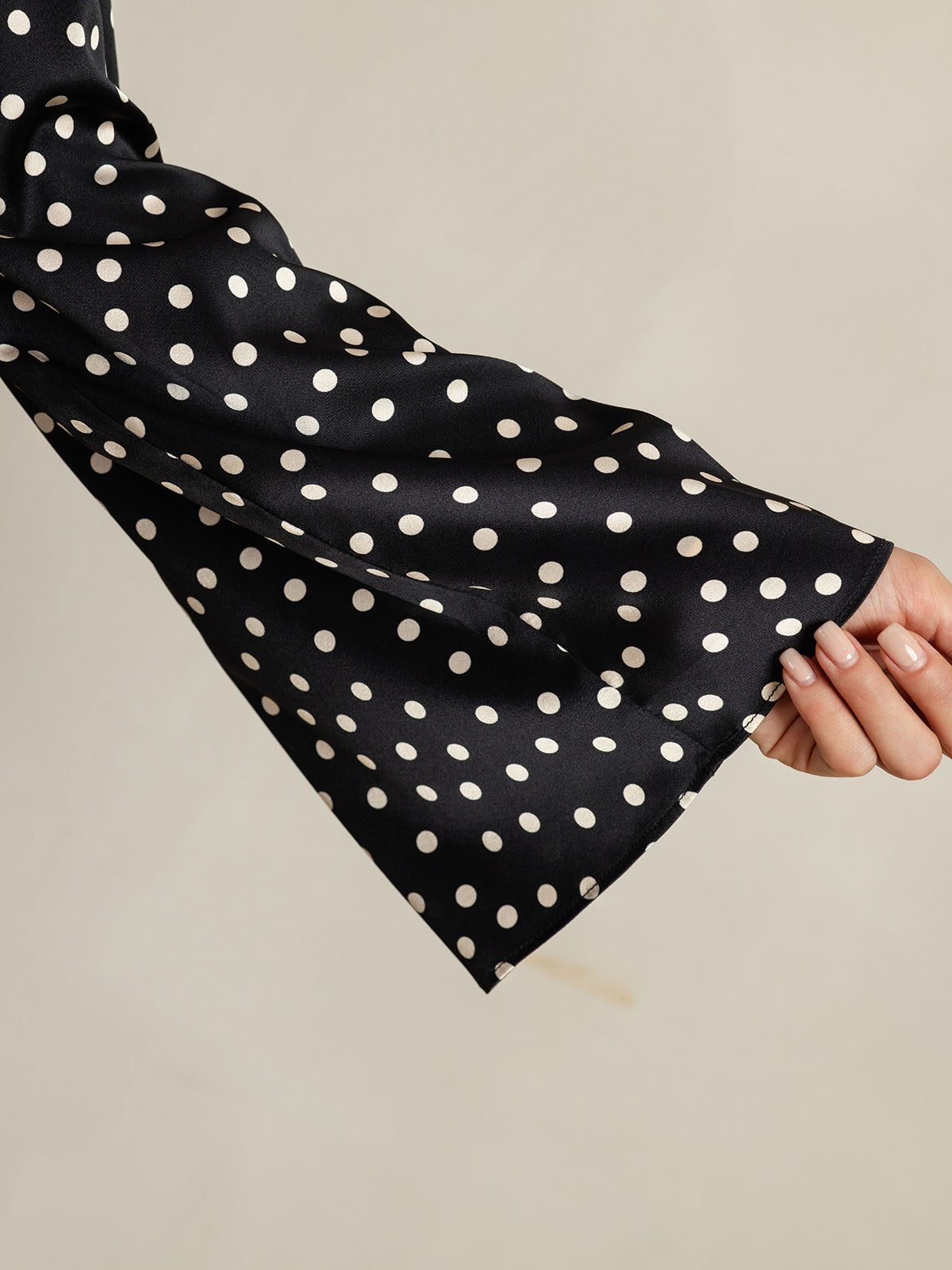 Top De Seda Para Mujer 19Momme Con Estampado De Lunares Mangas Campana Escote Bote