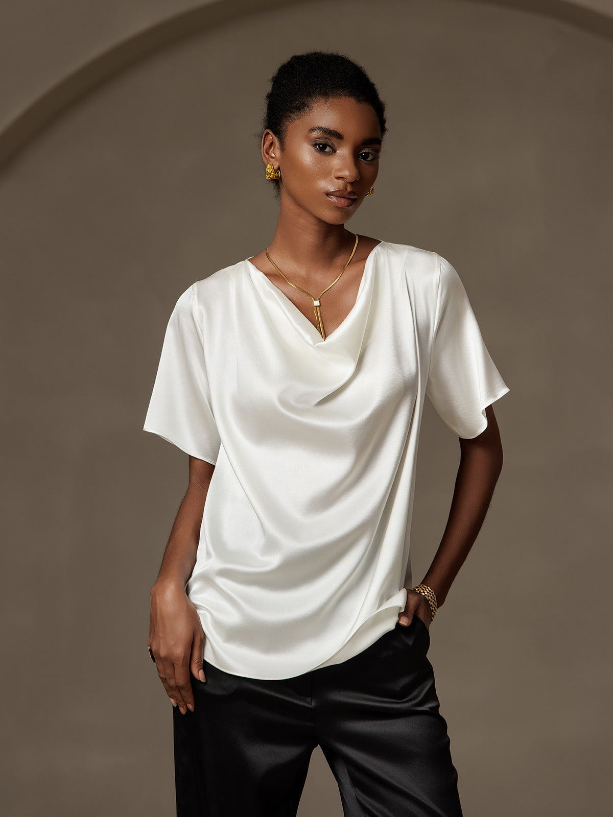19Momme Camiseta casual de seda con cuello drapeado y manga corta