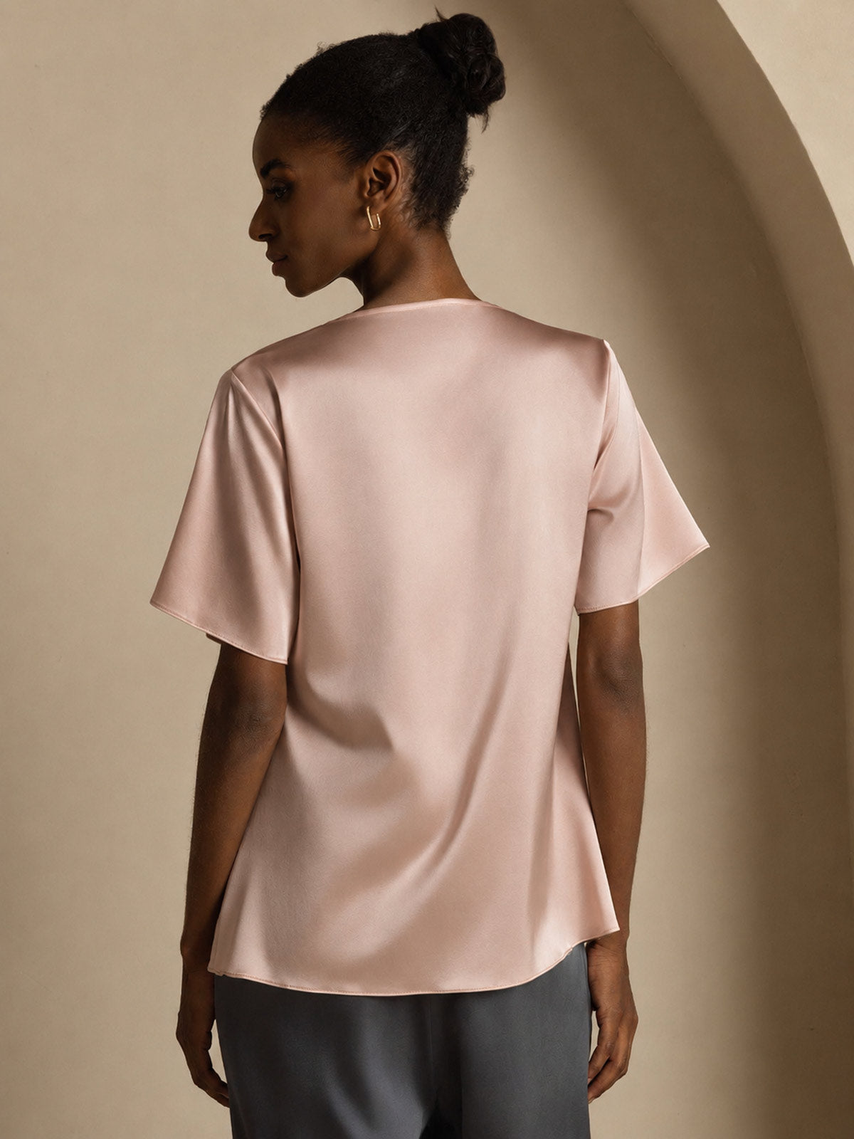 19Momme Camiseta casual de seda con cuello drapeado y manga corta