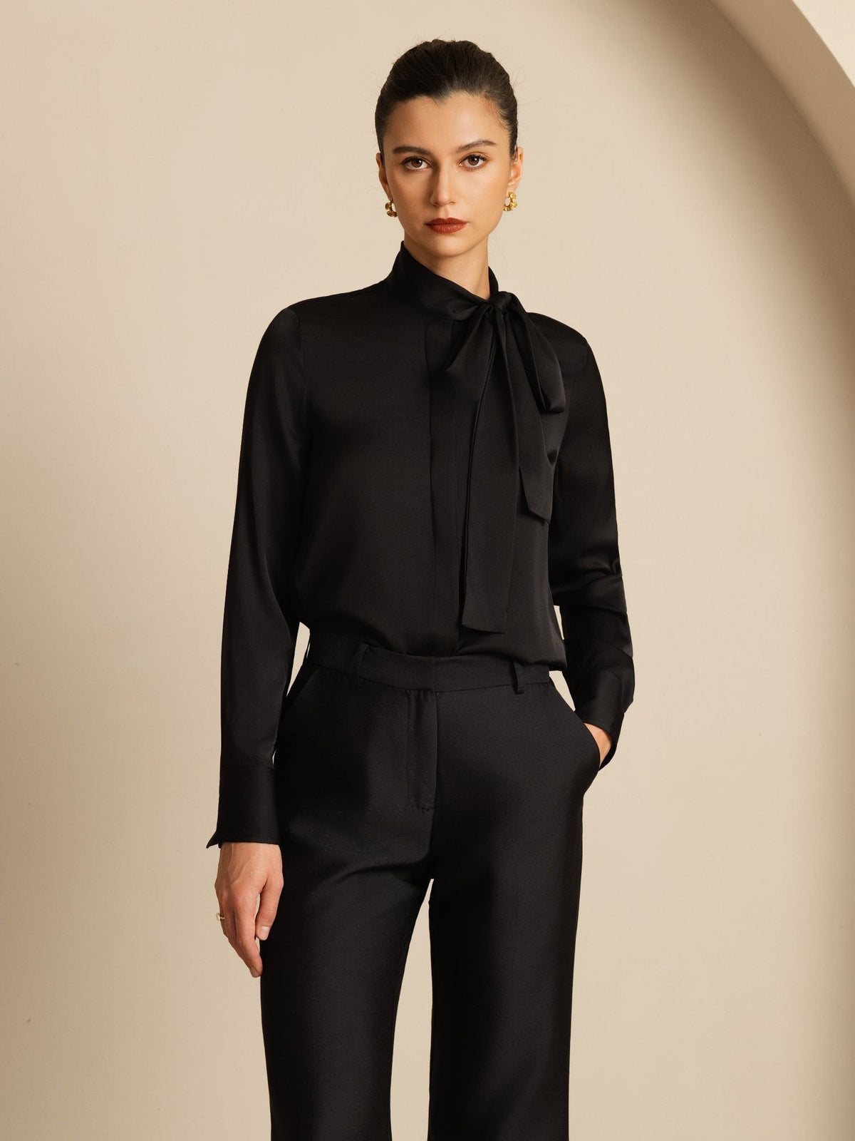 Blusa de Mujer en Seda 19Momme con Tie Neck Manga Larga