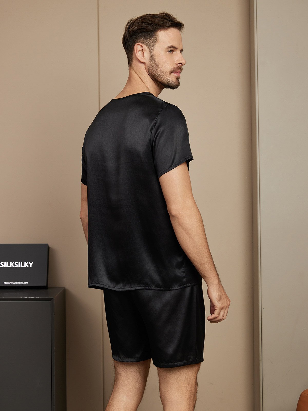 Pijama De Hombre De Pura Seda Con Mangas Cortas Cuello Redondo Y Shorts