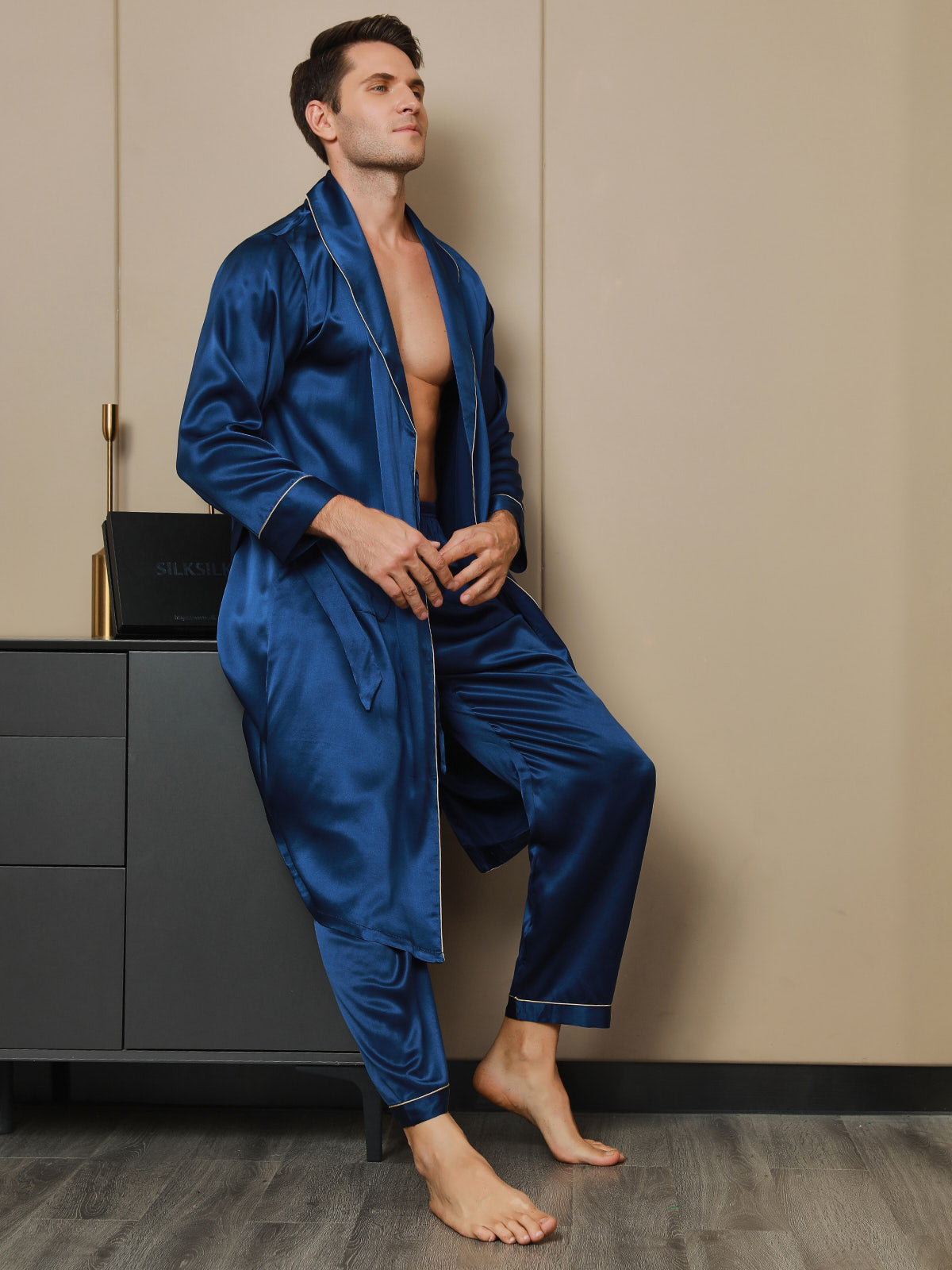 Batas de Seda Pura con Cuello de Solapa y Cinturón (Sin Pantalones)