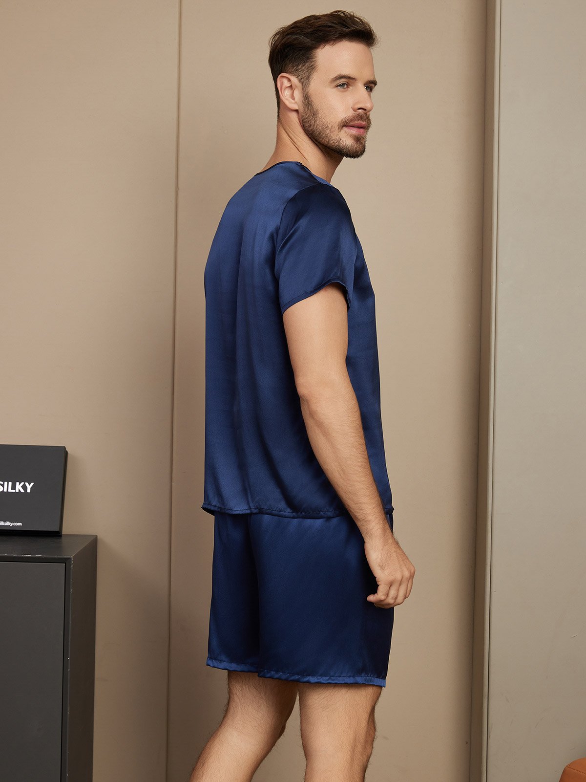 Pijama De Hombre De Pura Seda Con Mangas Cortas Cuello Redondo Y Shorts