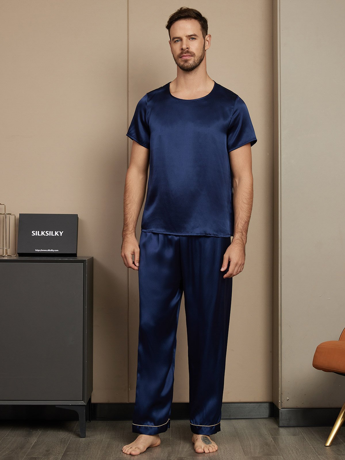 Pijama De Hombre De Pura Seda Con Mangas Cortas Cuello Redondo Y Pantalón