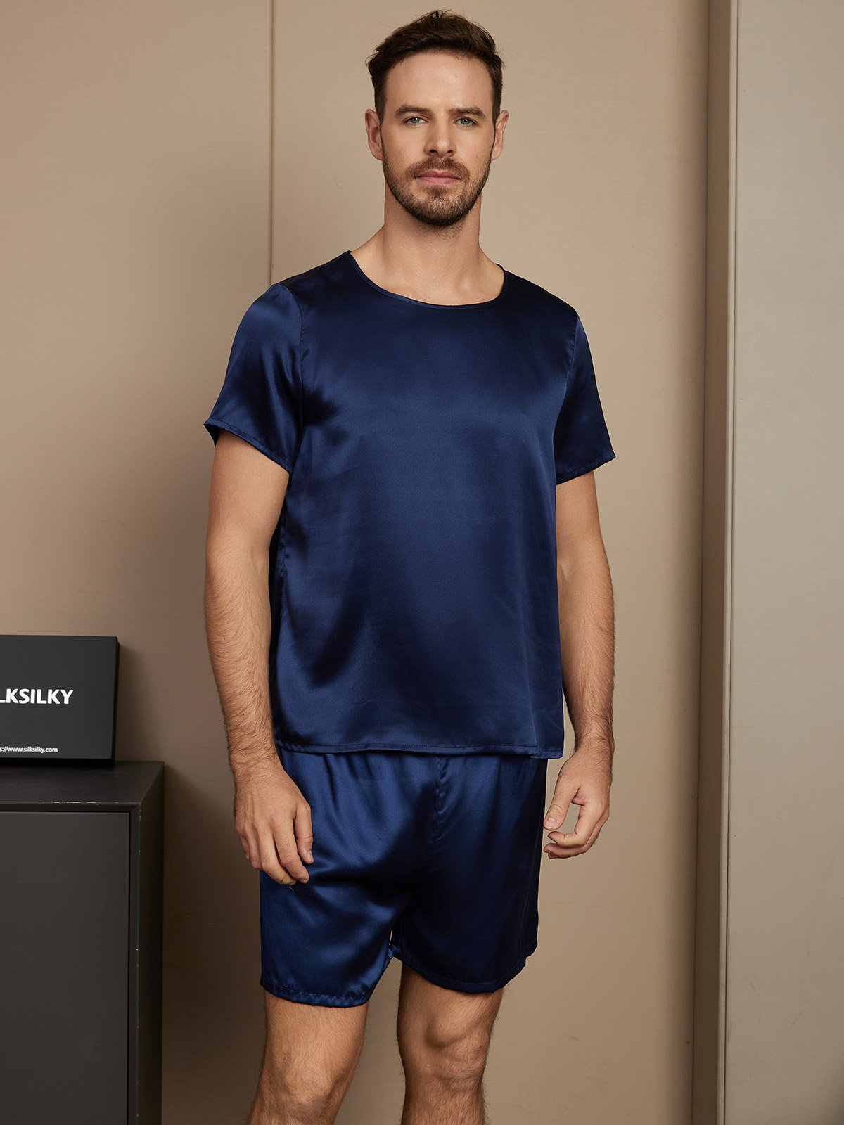 Pijama De Hombre De Pura Seda Con Mangas Cortas Cuello Redondo Y Shorts