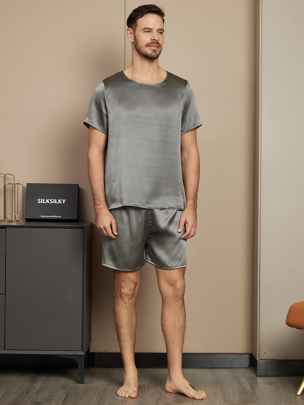 Pijama De Hombre De Pura Seda Con Mangas Cortas Cuello Redondo Y Shorts