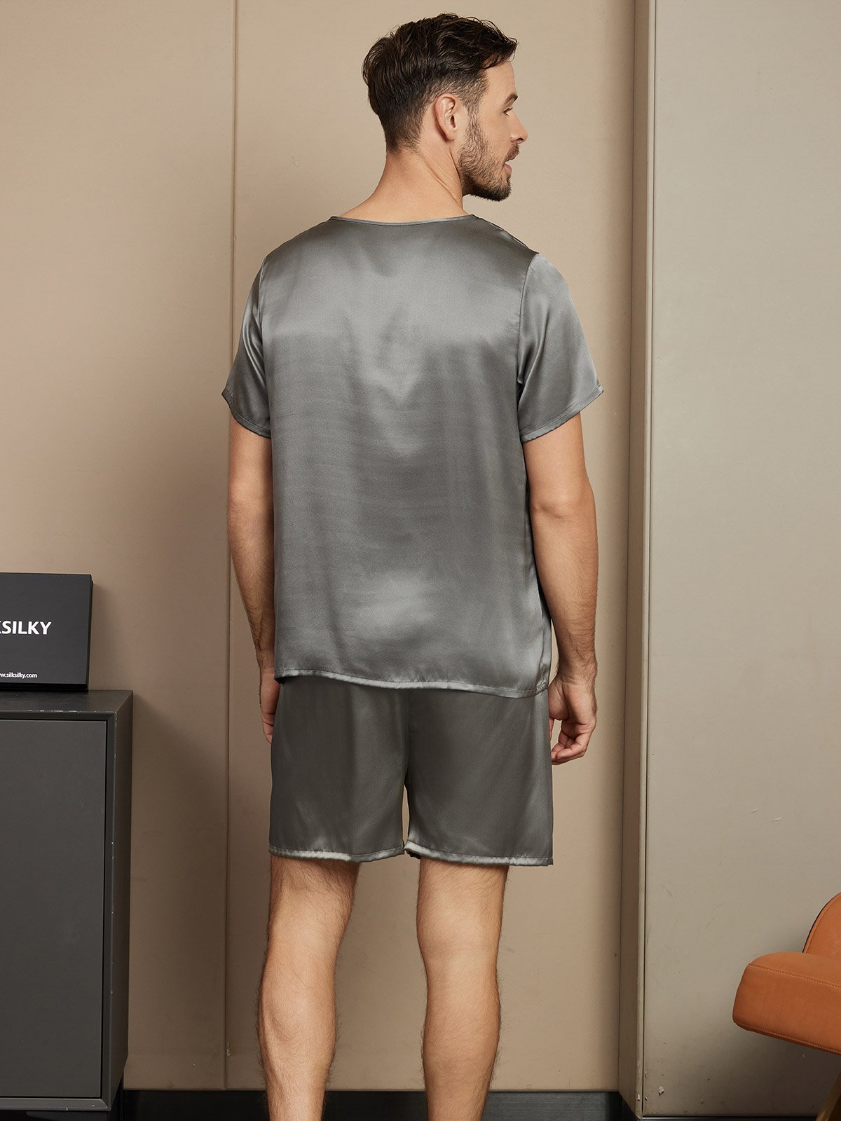 Pijama De Hombre De Pura Seda Con Mangas Cortas Cuello Redondo Y Shorts