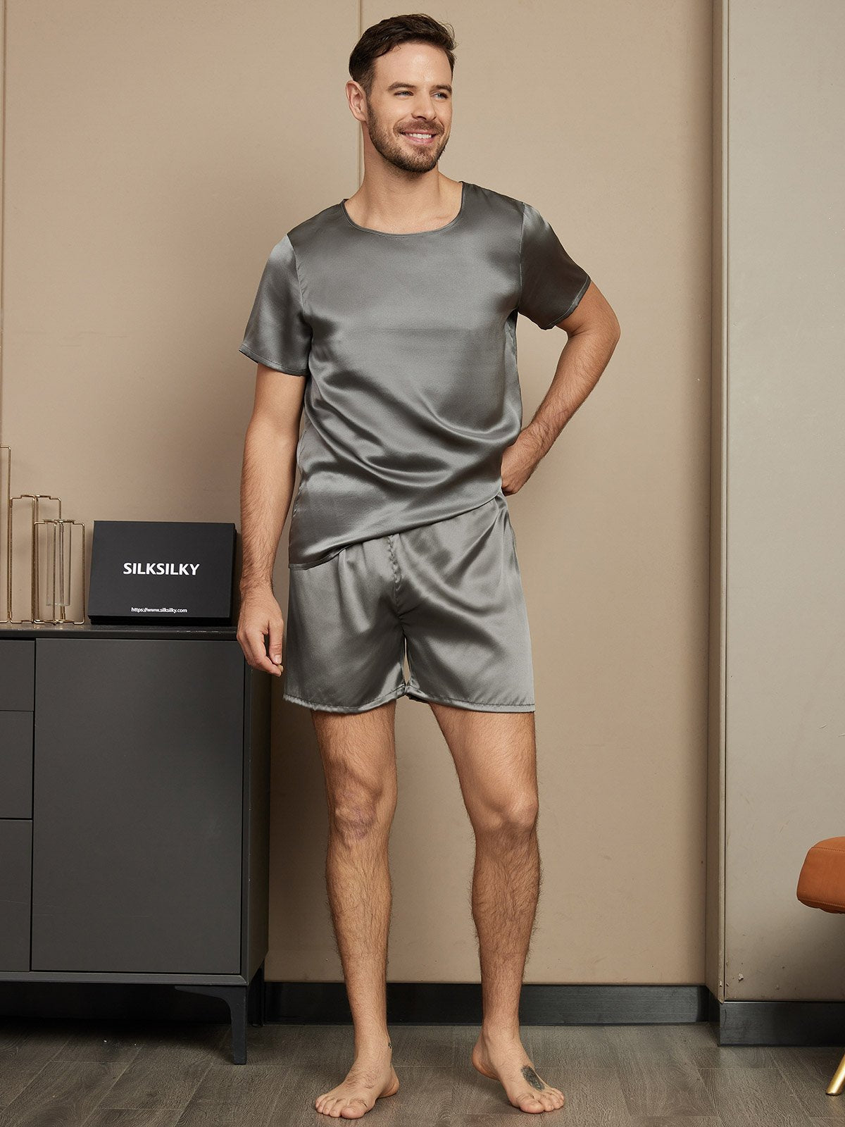 Pijama De Hombre De Pura Seda Con Mangas Cortas Cuello Redondo Y Shorts