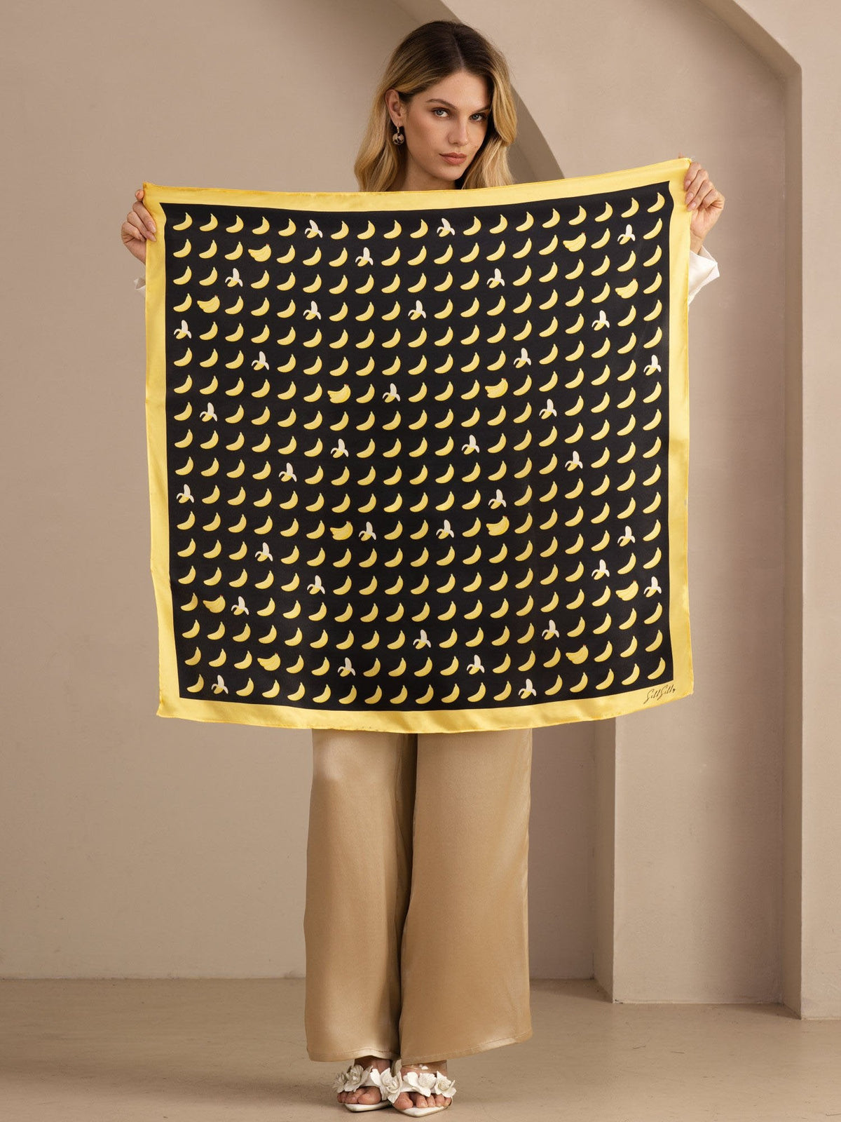 Pañuelo De Seda De Morera 100 Por Ciento Con Estampado De Banana Tamaño 90 x 90 cm