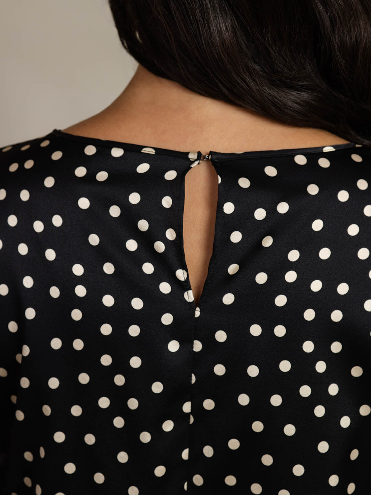 Top De Seda Para Mujer 19Momme Con Estampado De Lunares Mangas Campana Escote Bote