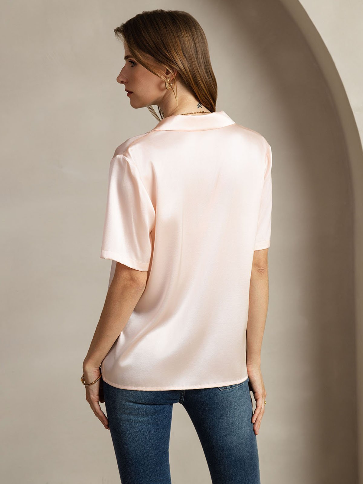 Camisa de mujer en seda 19 momme con manga corta, solapa y cierre de botones