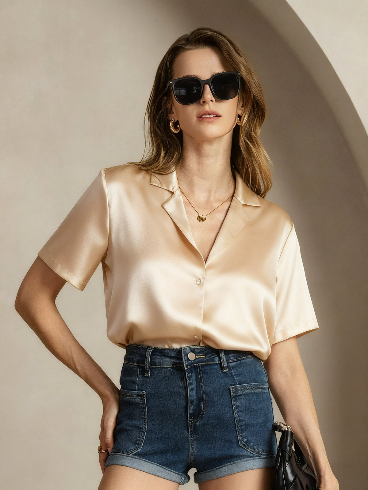 Camisa de mujer en seda 19 momme con manga corta, solapa y cierre de botones