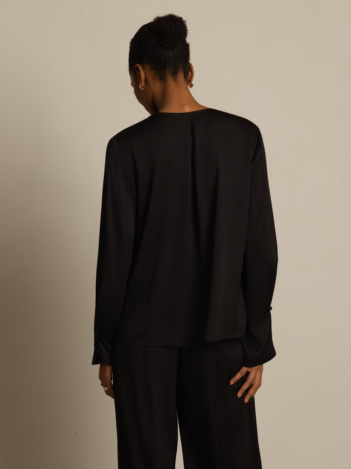 Blusa De Seda Para Mujer 19Momme Con Cuello En V De Manga Larga Con Detalle De Rosa 3D