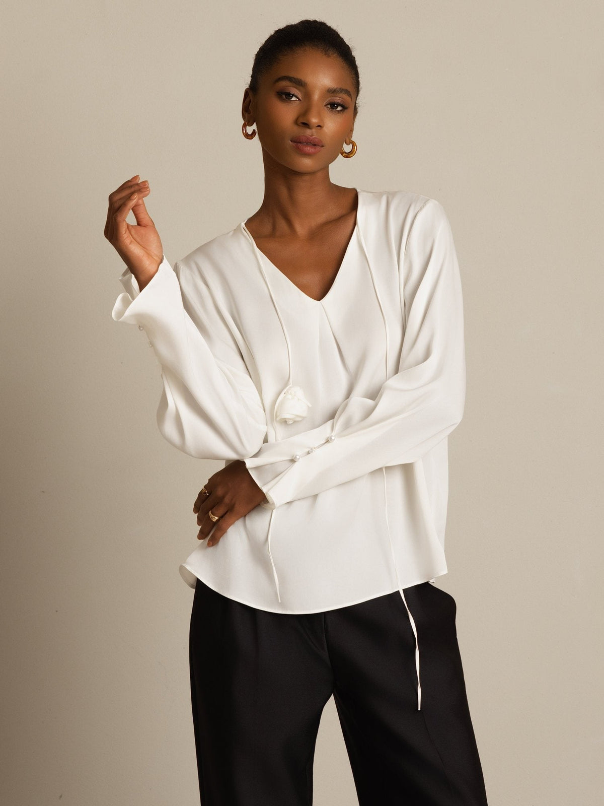 Blusa De Seda Para Mujer 19Momme Con Cuello En V De Manga Larga Con Detalle De Rosa 3D