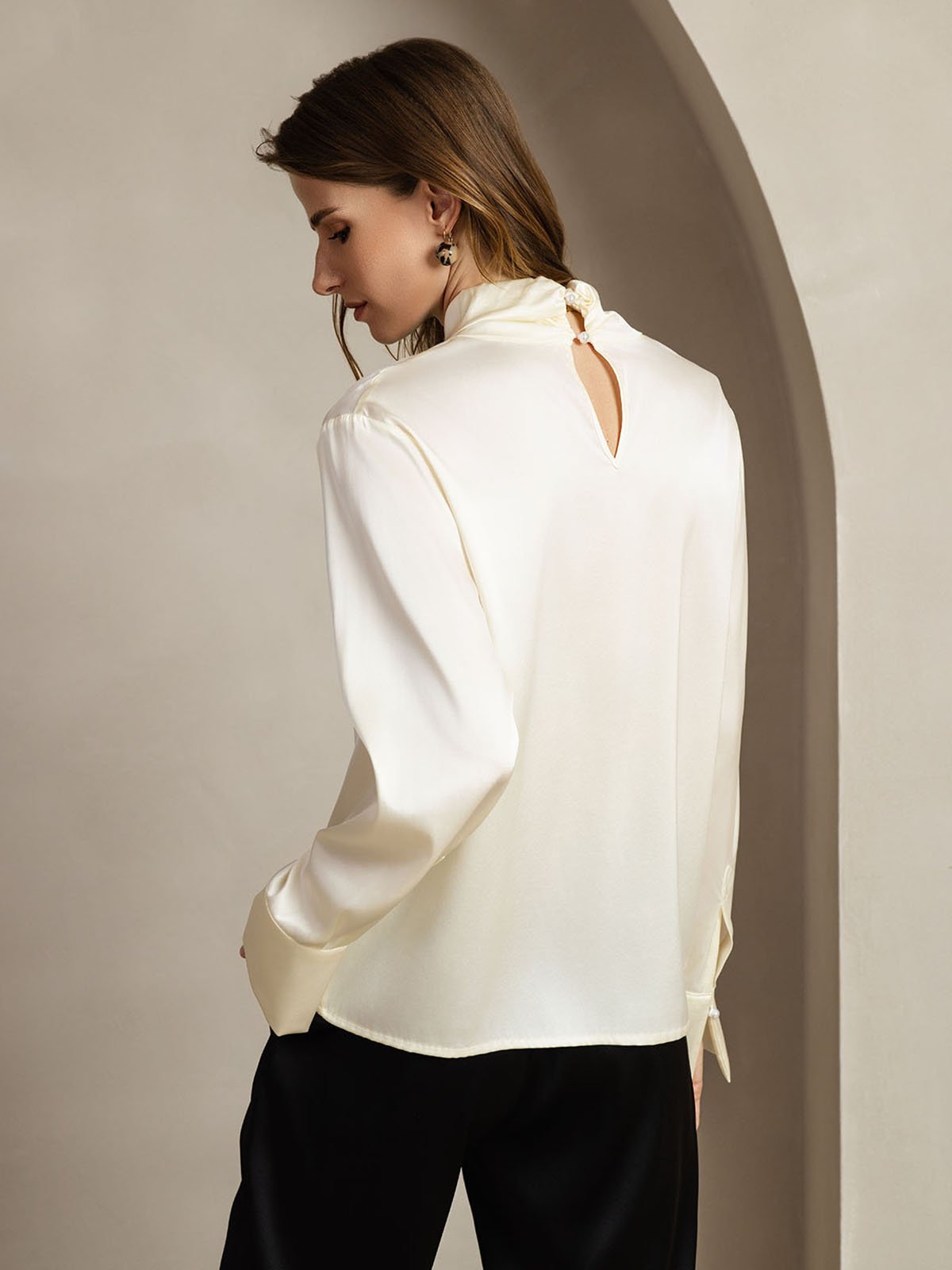 Blusa De Seda 19 Momme Con Escote De Lágrima Y Botones Tipo Perla