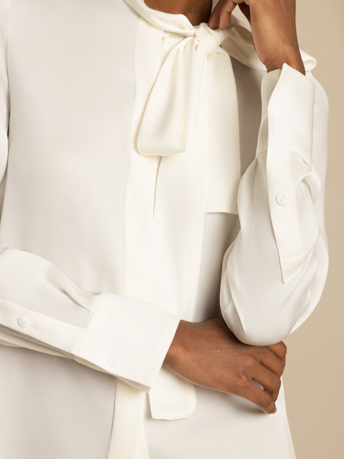 Blusa de Mujer en Seda 19Momme con Tie Neck Manga Larga